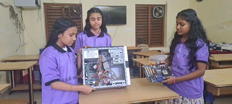 പ്രമാണം:44055 hardware class.jpg