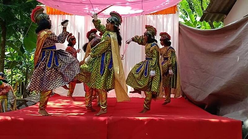 പ്രമാണം:48230-keralappiravi chavittunadakam.jpg