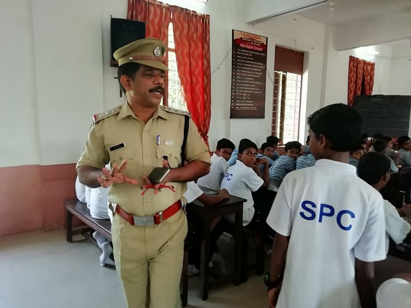 പ്രമാണം:Interaction with Inspector.jpg