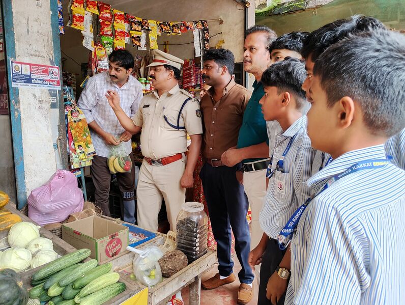 പ്രമാണം:12024-thoofan.jpg