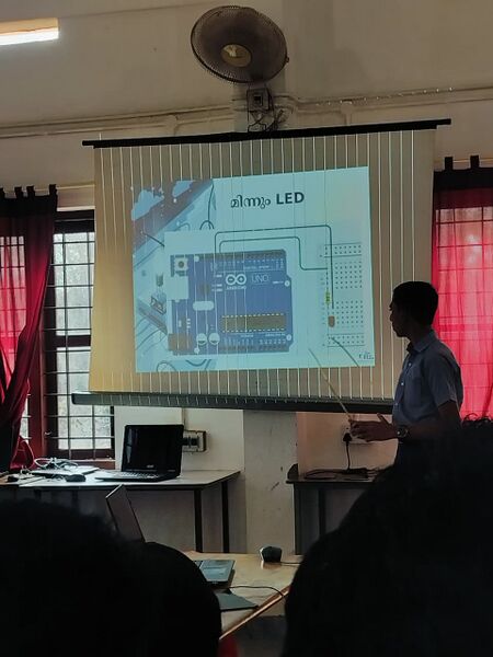 പ്രമാണം:14053 LK Robotics Class 2.jpg