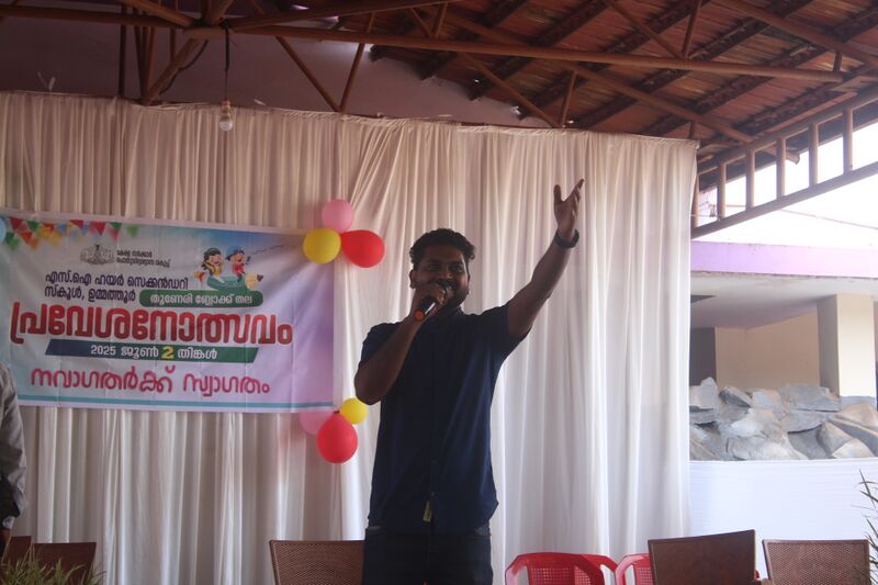പ്രമാണം:16042 pravesanolsavam2025 7.JPG