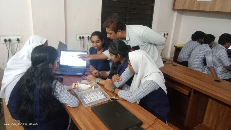 പ്രമാണം:19868-Robotic class 2.jpg