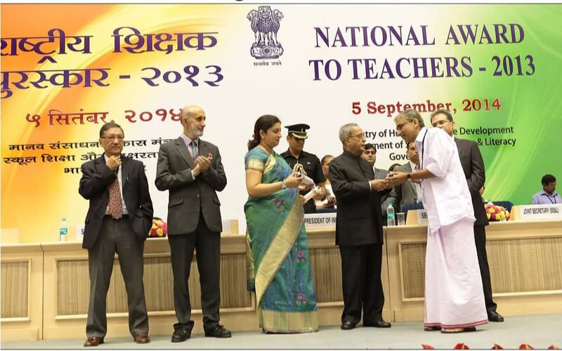 പ്രമാണം:22048National teachers award1.jpeg