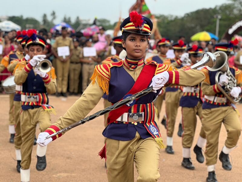 പ്രമാണം:41001 hitech parade.jpeg