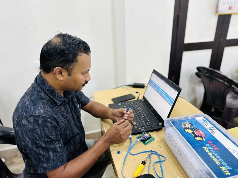 പ്രമാണം:Drcmlp-feb24-adv rob kit-12.jpg