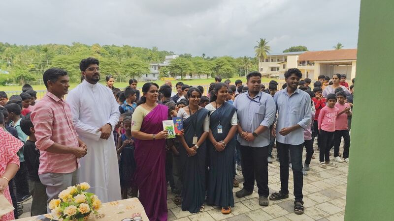 പ്രമാണം:15366 book.jpg