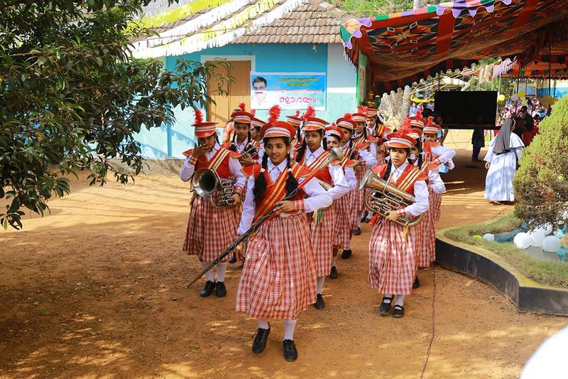 പ്രമാണം:22025 band.jpg