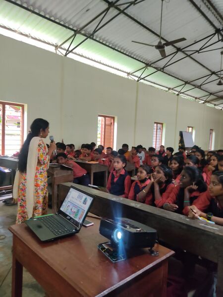 പ്രമാണം:37062-hitech-teaching.jpg