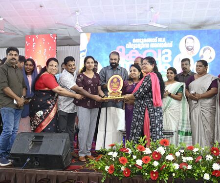 ഉപഹാരം സ്വീകരിക്കുന്നു
