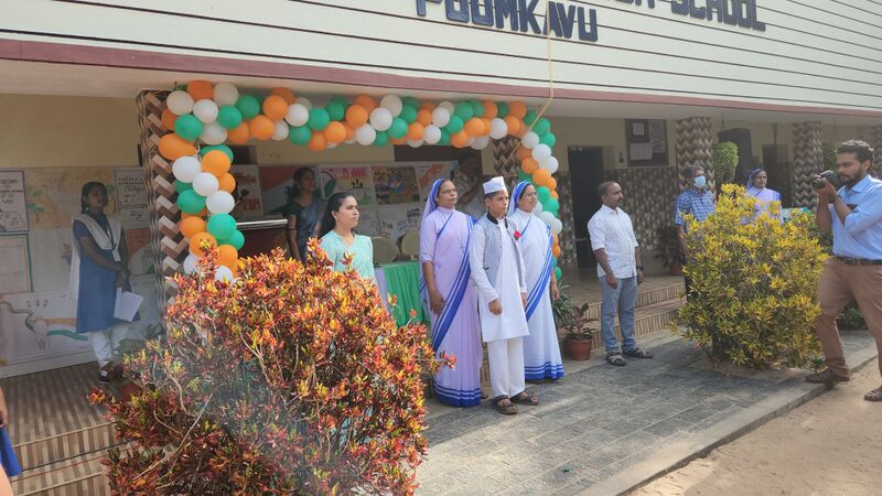 പ്രമാണം:Independenceday 35052 23 8.jpg