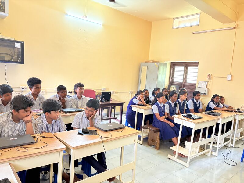 പ്രമാണം:Malayalam typing class1.jpg