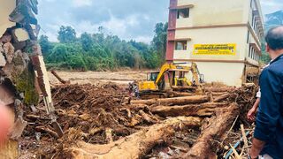 ഉരുൾപൊട്ടലിനുശേഷമുള്ള ചിത്രം - വെള്ളാർമല സ്കൂളും പരിസരവും