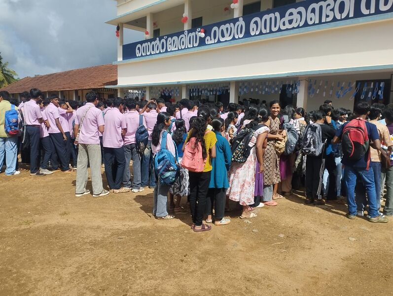 പ്രമാണം:15037 praveshanolsavam 01.jpeg