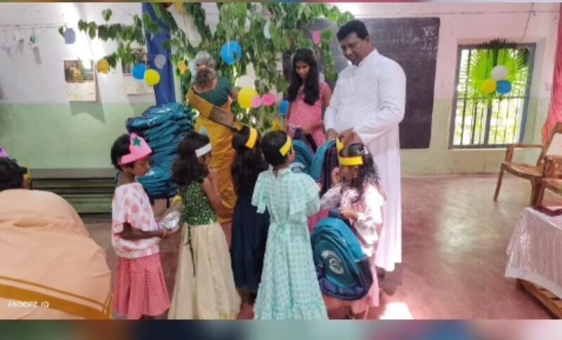 പ്രമാണം:School 25 26.jpg