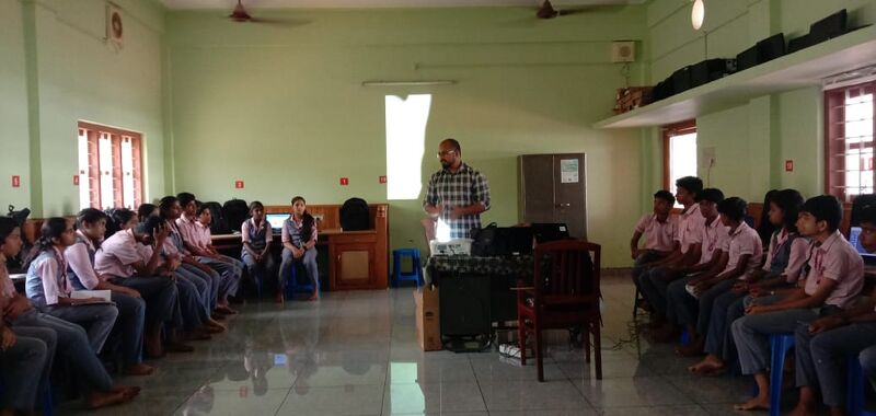 പ്രമാണം:28027 hightech class.jpg