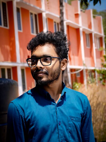 പ്രമാണം:Dakshin Suresh.jpg