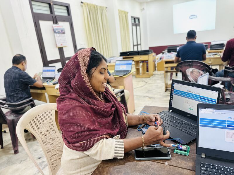 പ്രമാണം:Drcmlp-feb24-adv rob kit-10.jpg