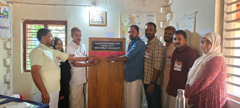 പ്രമാണം:16628 Library shelf samarpanam.jpg