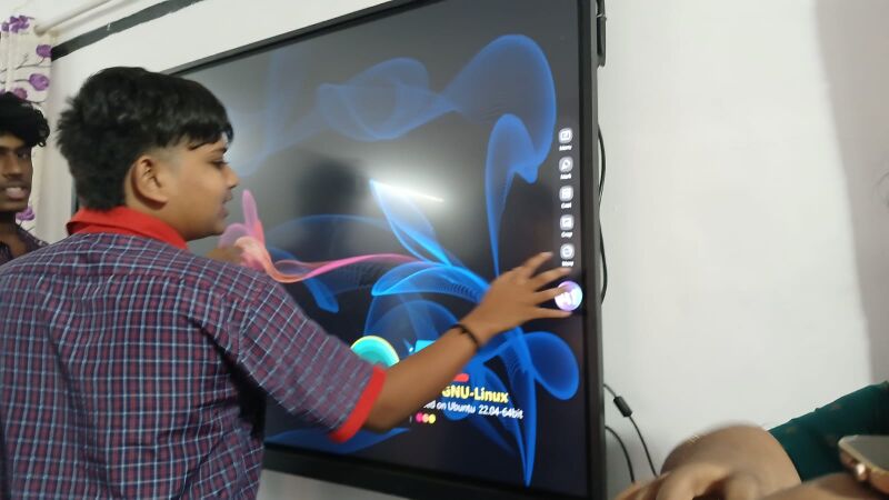 പ്രമാണം:21060 khssinteractive board.jpg