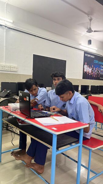 പ്രമാണം:25084 Robotics training .jpg