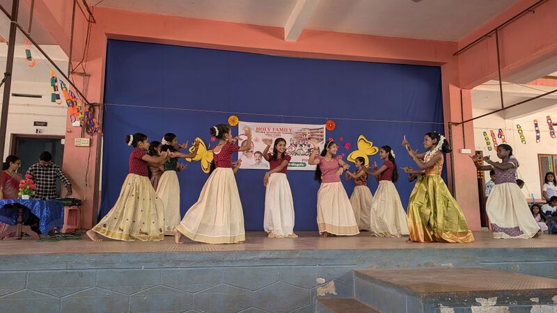 പ്രമാണം:12022-pravesanolsavam2026-dance4.jpg
