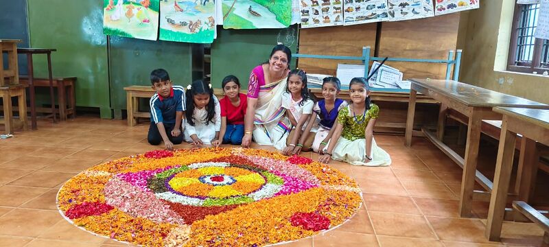 പ്രമാണം:12069 onam7.jpg
