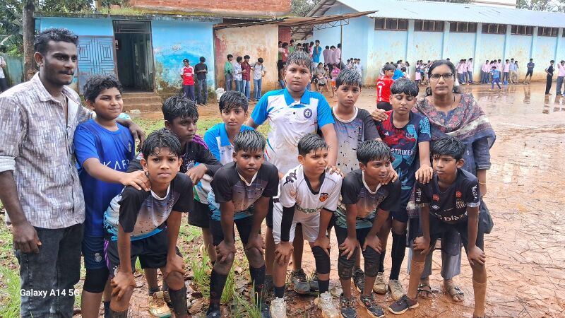 പ്രമാണം:15253 hand ball boys.jpg