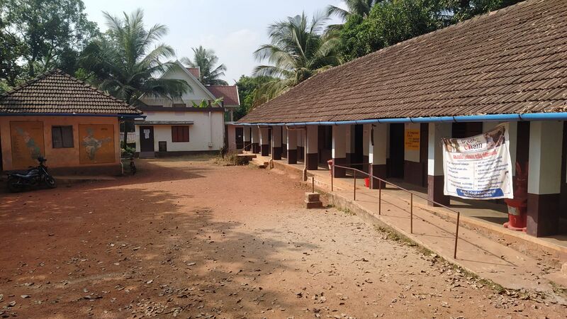 പ്രമാണം:21812school.jpeg