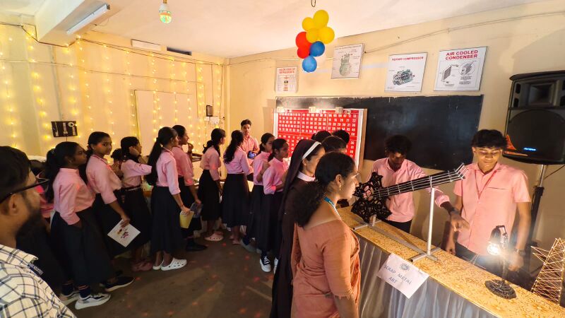 പ്രമാണം:29040-exhibition Visit-1.jpg