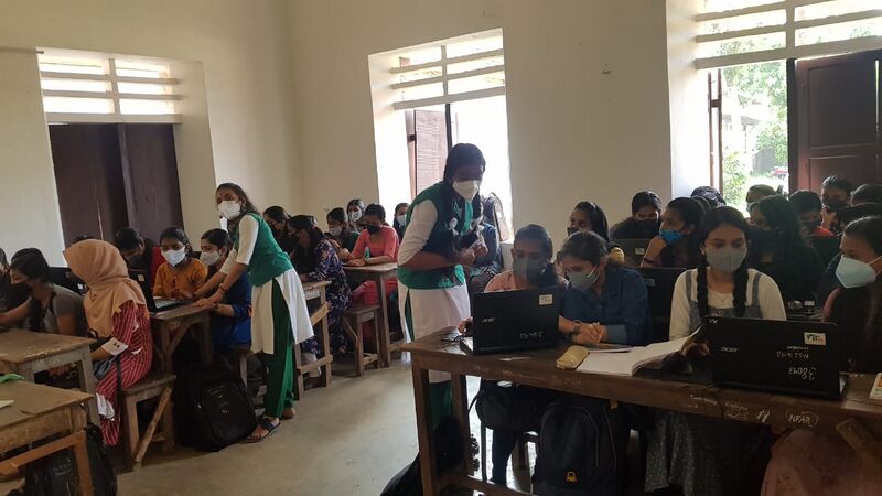 പ്രമാണം:38093-little kites2.jpeg