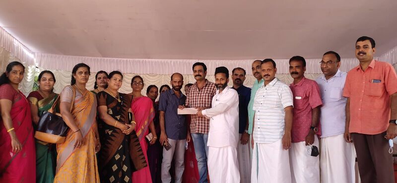 പ്രമാണം:18078 old students3.jpg