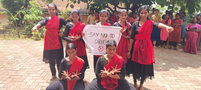 പ്രമാണം:25121 LAHARI VIRUDHA DINAM.jpg