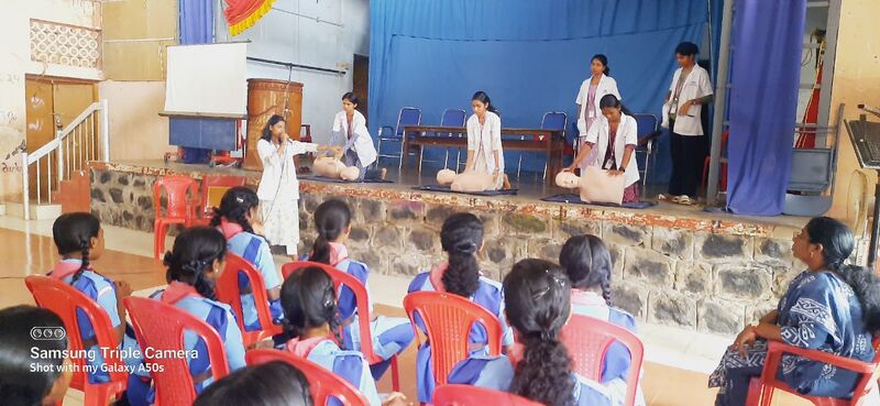 പ്രമാണം:34024 Guiding cpr.jpg