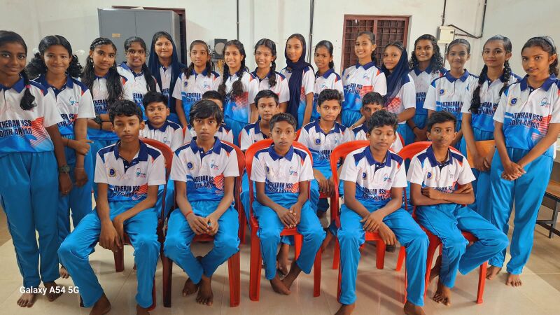 പ്രമാണം:35505 alp little kites.jpg