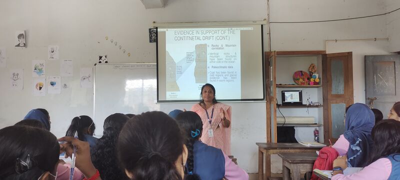 പ്രമാണം:42042 Smartclass2.jpg