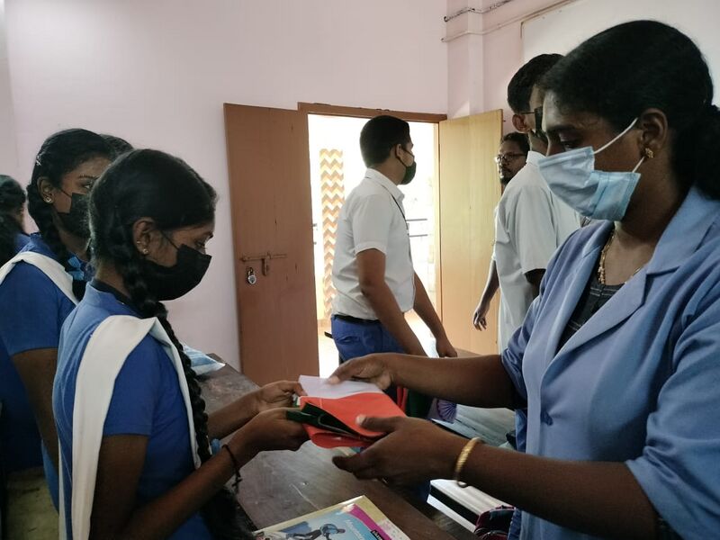 പ്രമാണം:Flag distribution 35052 22 (1).jpeg