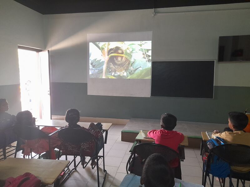 പ്രമാണം:Hightech class.jpg