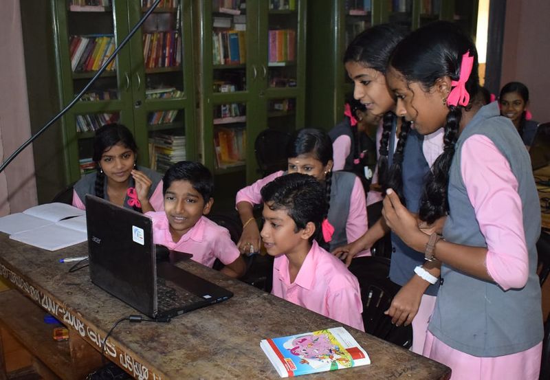 പ്രമാണം:13121 little kites mobile 6.jpg