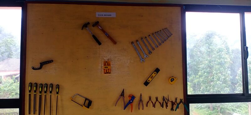 പ്രമാണം:32042ADALTINKERING LAB.jpeg