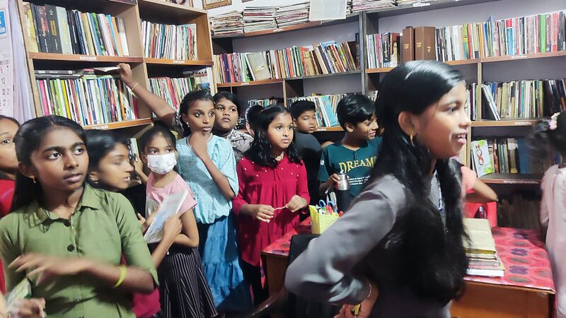 പ്രമാണം:42611 LIBRARY VISIT.jpg