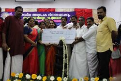 സംസ്ഥാന പുരസ്‌കാരം ഏറ്റു വാങ്ങുന്നു