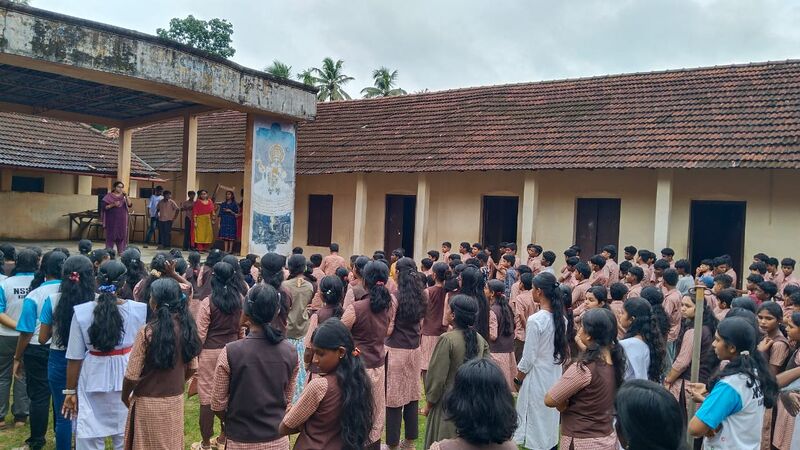 പ്രമാണം:Little kites assemply.jpg