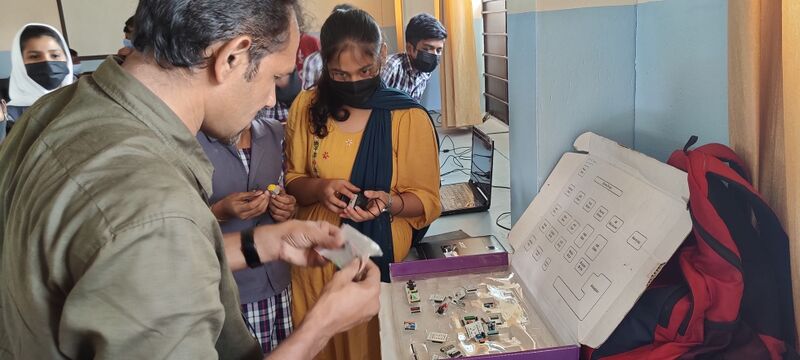 പ്രമാണം:15051 electronic train.jpg