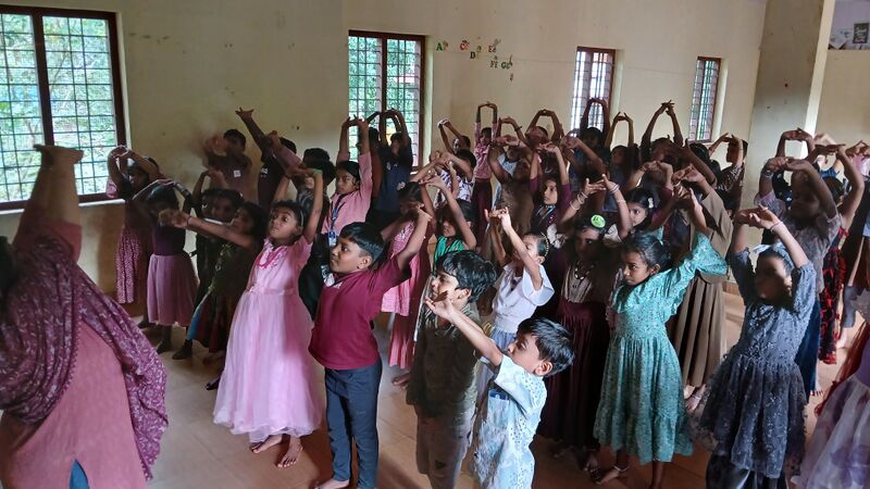 പ്രമാണം:18349 yoga 2.jpg