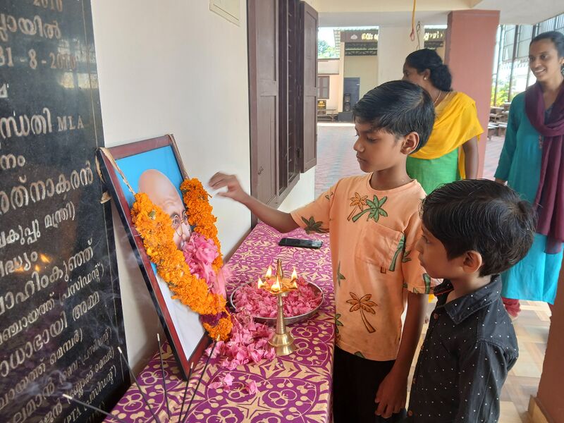 പ്രമാണം:42611 pushparchana.jpg