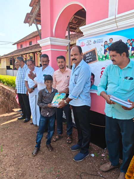 പ്രമാണം:Book distribute.jpg