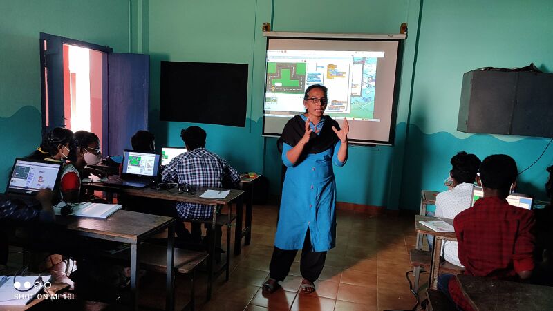 പ്രമാണം:Little kites-1 .jpeg