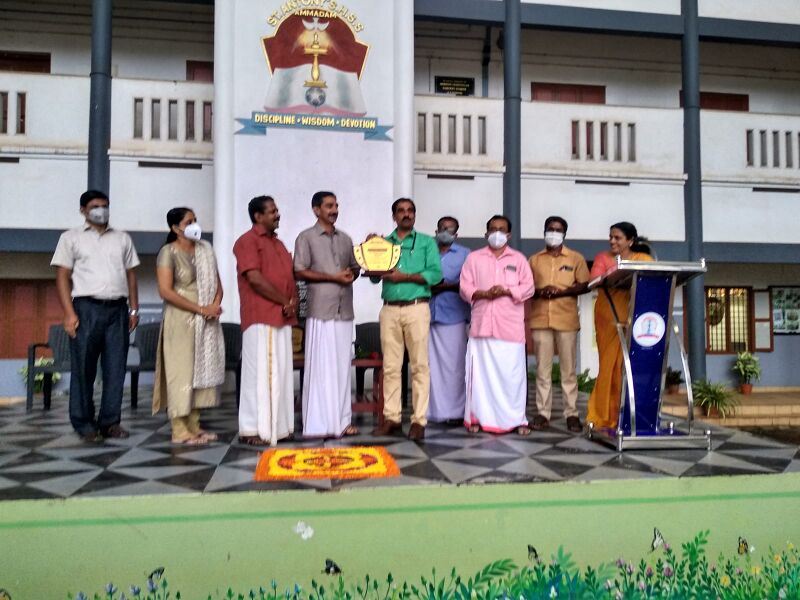 പ്രമാണം:22001Pta award 19-20.jpeg