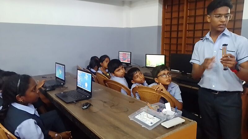 പ്രമാണം:23055 little kites.jpeg